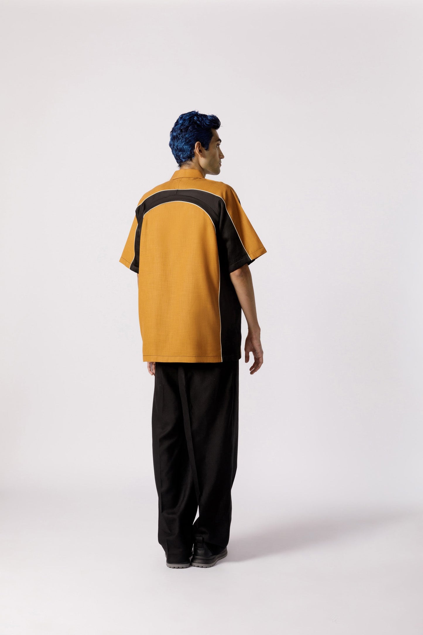 Arched cut and sew resort shirt